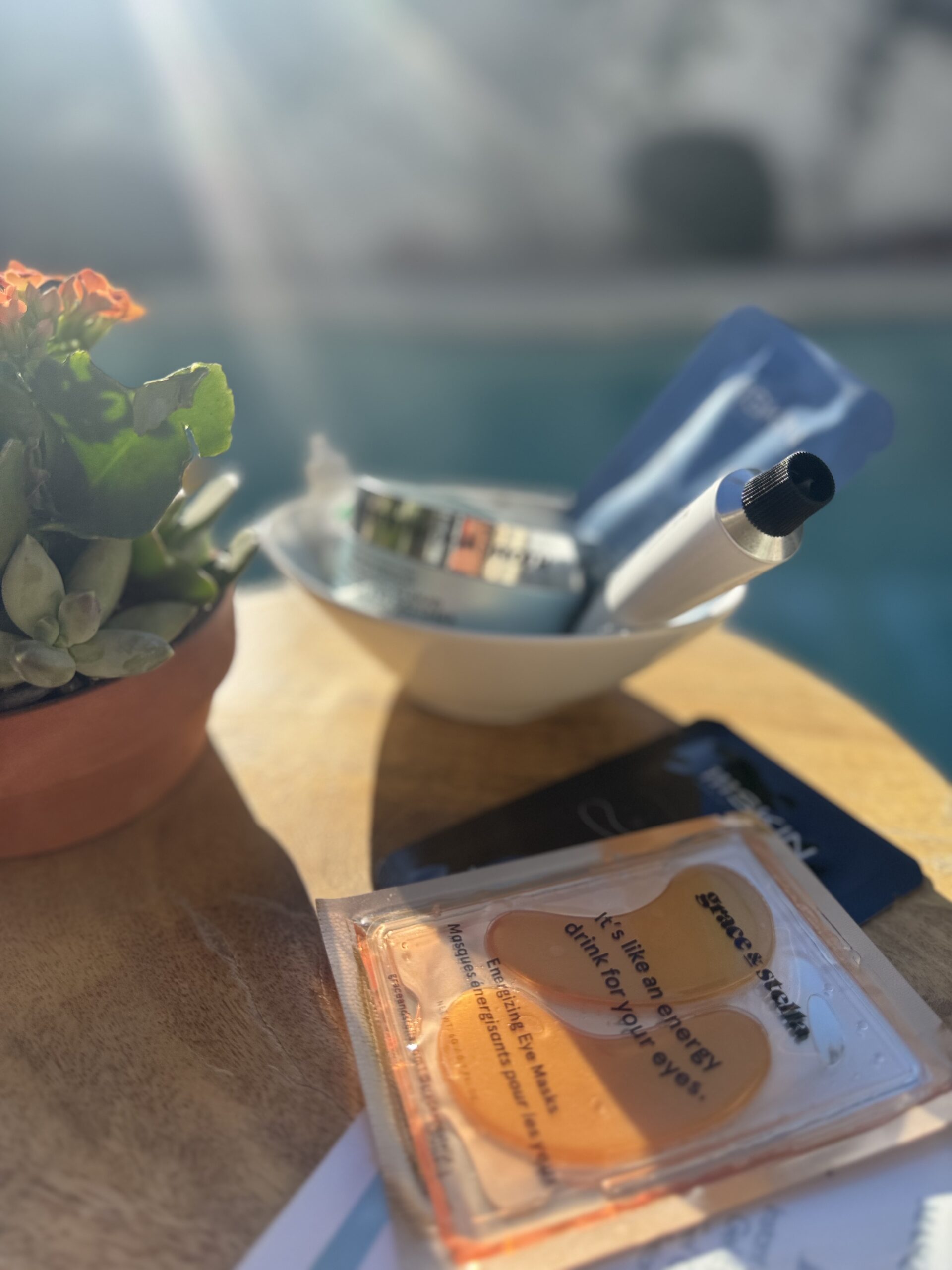 Cooling hydrogel patches can help temporarily reduce puffiness by hydrating the skin